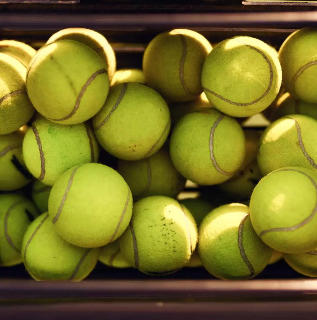 padel bolde i en bunke